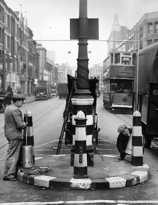 Illustration for article titled How London Was Redesigned To Survive Wartime Blackouts